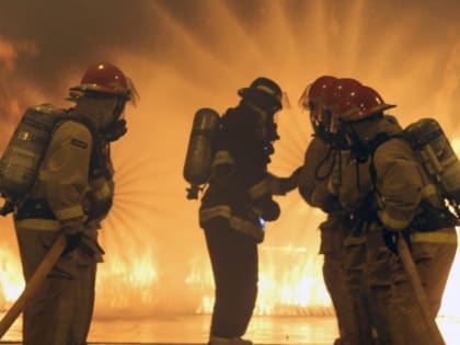 Пожарные Екатеринбурга всю ночь боролись с пожаром в промышленной зоне