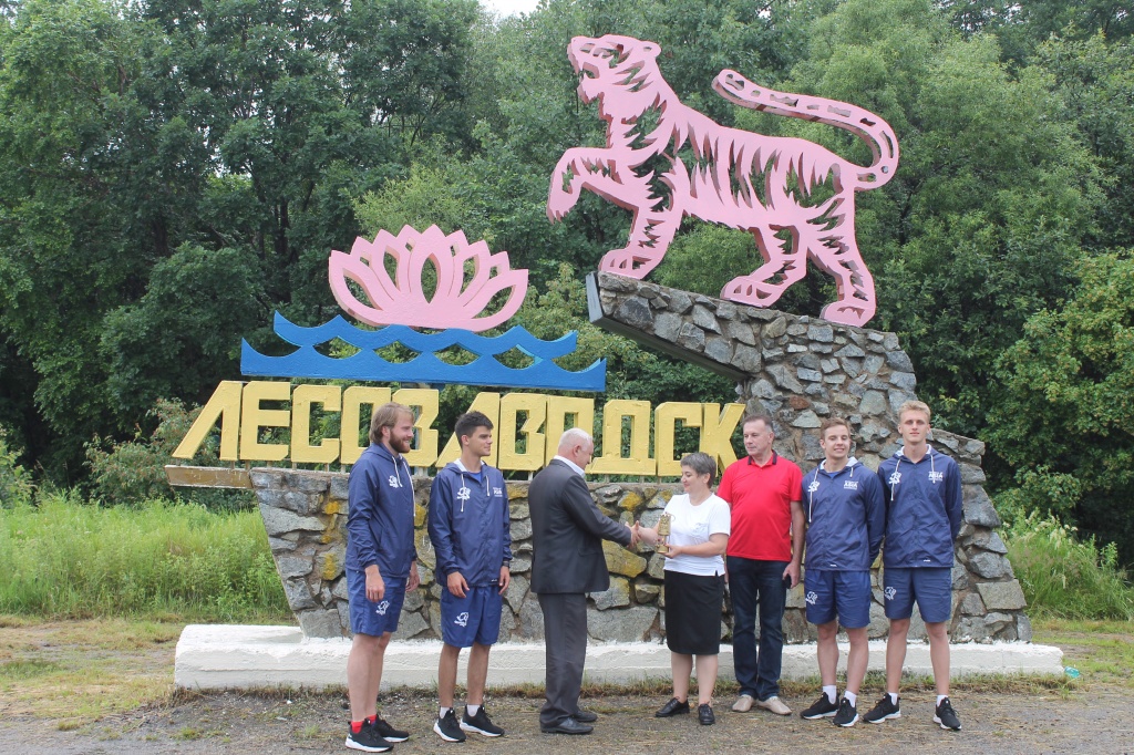 Лесозаводск приморский край новости. Лесозаводск 2. Лесозаводский городской округ. Памятник Арсеньеву в Арсеньеве. Дети Азии Спасск Дальний.