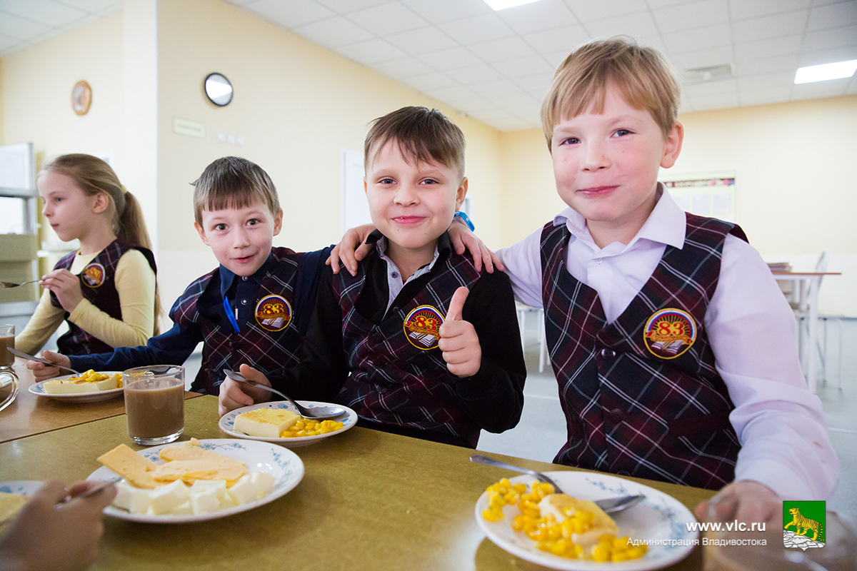 School dinner. Питание школьников во Владивостоке. Омлеты в школах и детских садах. Столовая школа Владивосток. Завтрак школе Приморский.