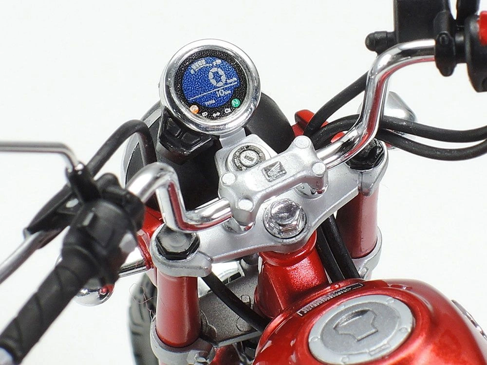 Close-up view of the handlebars and dashboard of an assembled Honda Monkey 125 1/12 scale model