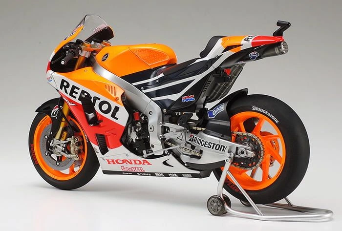 Left side view of an assembled Honda RC213V Repsol 1/12 scale model