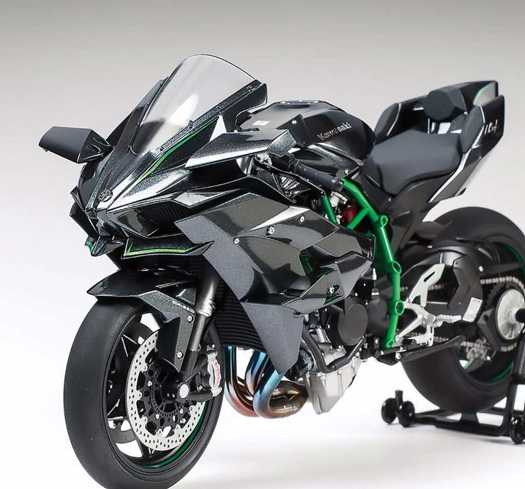 Front-left view of an assembled Kawasaki Ninja H2R 1/12 scale model