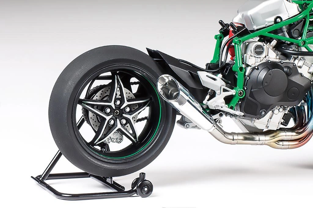 Close-up view of the rear tyre of an assembled Kawasaki Ninja H2R 1/12 scale model