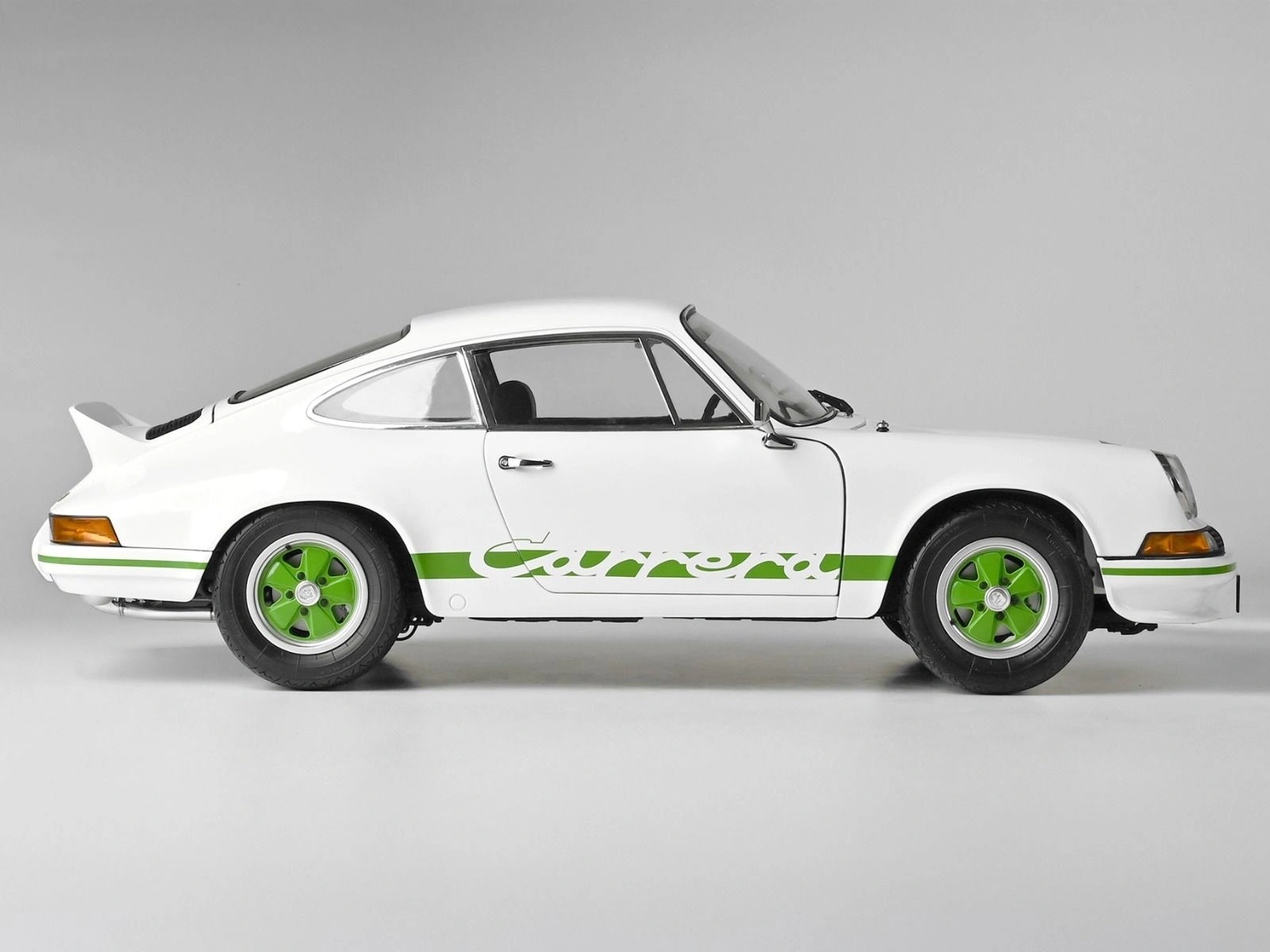 Side view of an assembled Porsche 911 Carrera RS 2.7 1/8 scale model