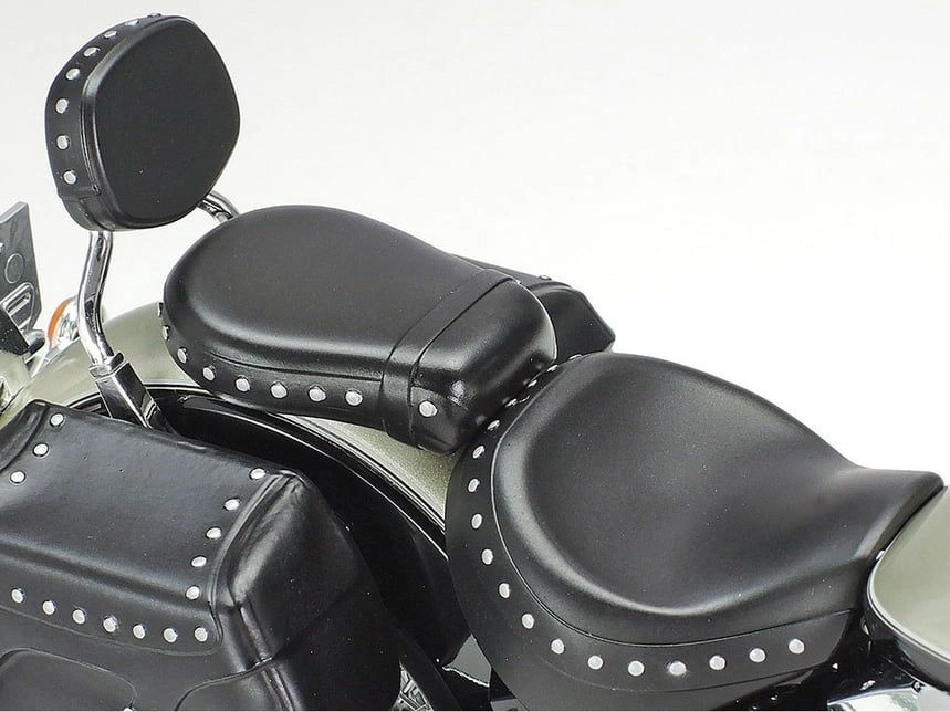 Close-up view of the seat of an assembled Yamaha Xv1600 Road Star 1/12 scale model
