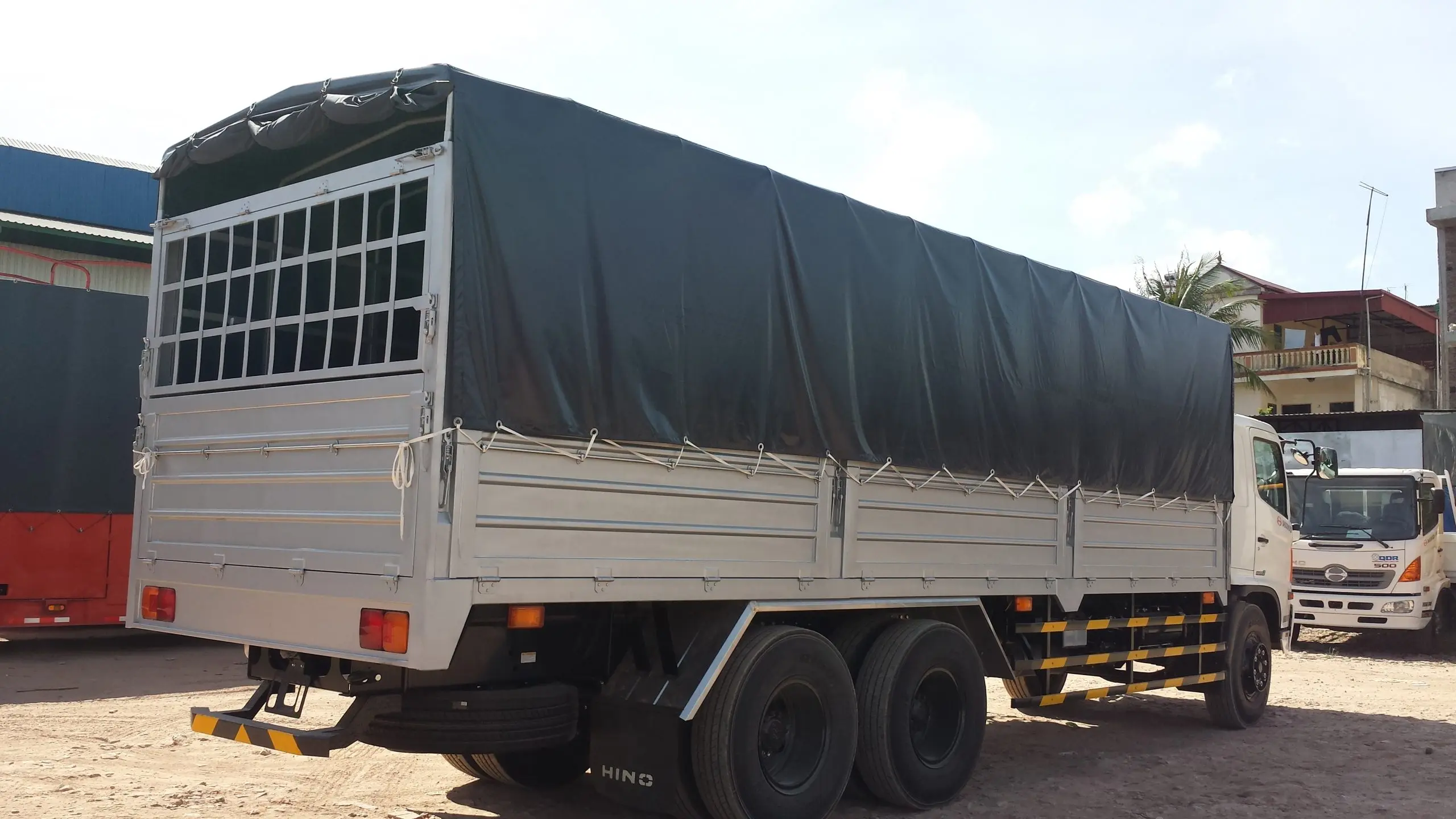 Hàn Bạt Xe Tải Chuyên Nghiệp - Giải Pháp Tối Ưu Từ Leister