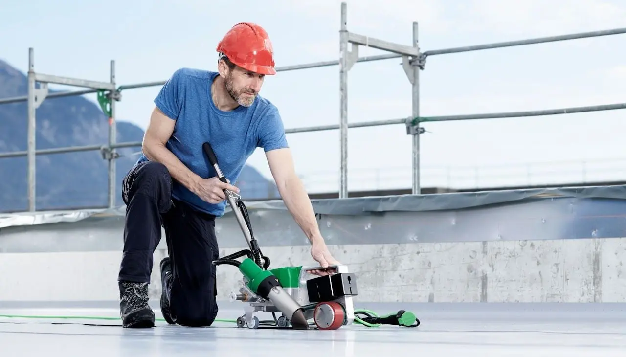 Máy hàn bạt nhựa UNIROOF 300 - Giải pháp hàn tối ưu cho mọi công trình