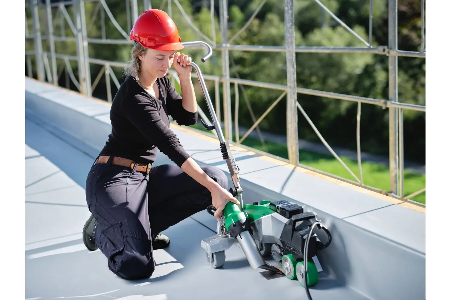 Máy hàn bạt Leister VARIMAT 500 - Hiệu Suất Vượt Trội Cho Mọi Công Trình