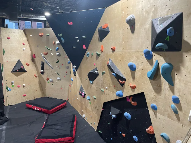 4.7★ Climb at the Loop LLC | Burlington Climbing Gym