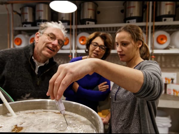 Team-Building-atelier-initiation-brassage-de-biere-entre-collegues-a-paris