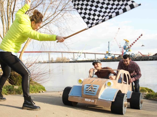 team-building-team-building-construction-de-voitures-ou-bateaux-en-carton-a-paris