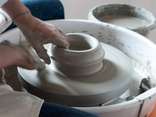 team-building-atelier-poterie-en-ceramique-a-paris-en-equipe