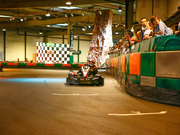 Team-Building-team-building-karting-indoor-proche-de-paris-entre-collegues