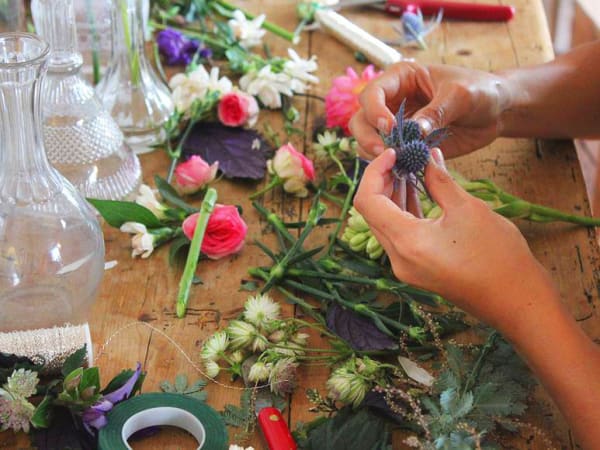 team-building-team-building-de-fabrication-de-couronnes-de-fleurs-a-paris