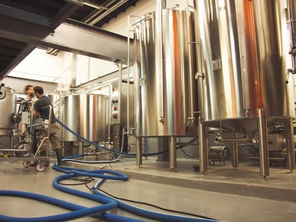 team-building-visite-de-fabrication-et-degustation-de-biere-a-paris-en-equipe