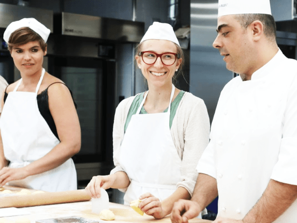 Team-Building-atelier-patisserie-pour-equipe-en-entreprise-a-paris