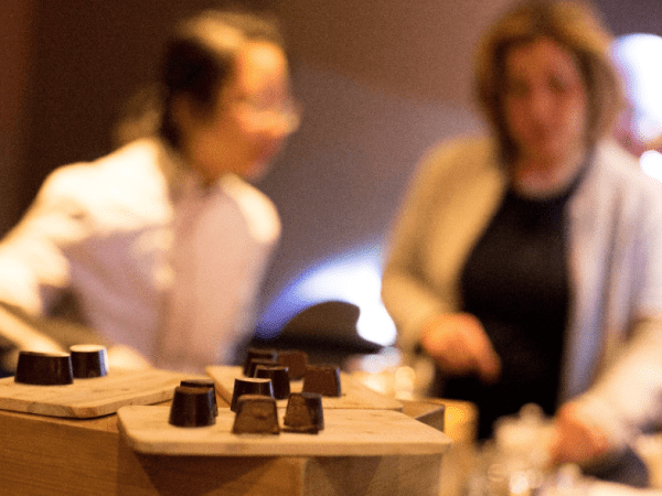 team-building-degustation-a-l-aveugle-en-entreprise-de-chocolats-bios
