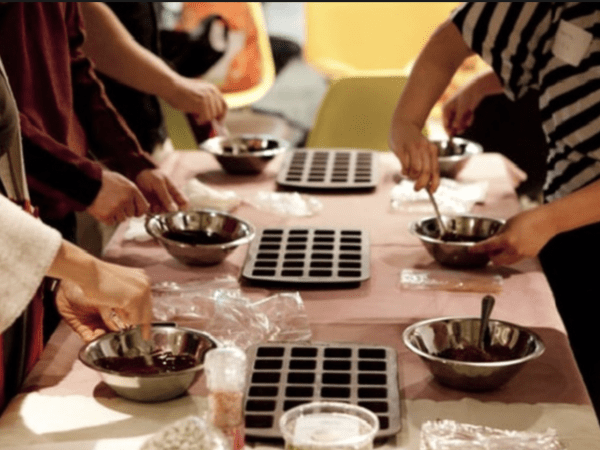 team-building-atelier-fabrication-de-chocolat-a-paris-pour-entreprise