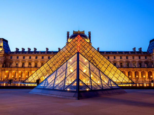 Team-Building-visite-guidee-pour-entreprises-au-louvre-entre-collegues