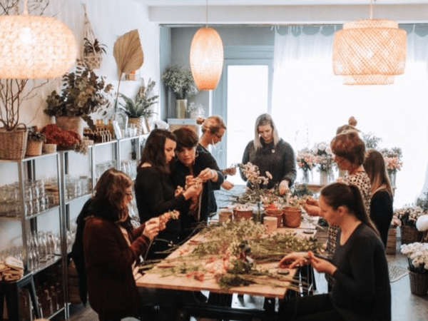 team-building-composition-d-un-bouquet-de-fleurs-fraiches-en-equipe-a-paris