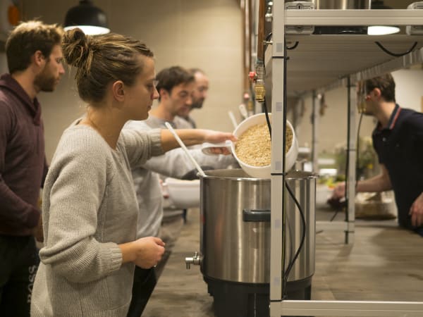 Team-Building-atelier-initiation-brassage-de-biere-entre-collegues-a-paris