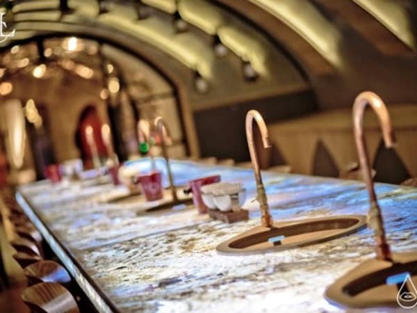 team-building-atelier-de-creation-de-vin-a-paris-dans-les-caves-du-louvre