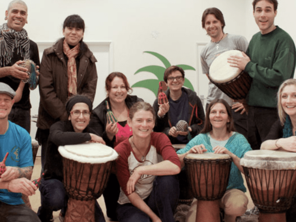 team-building-team-building-en-musique-a-paris-jouer-du-djembe-avec-son-equipe