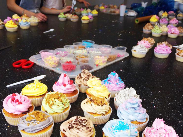team-building-atelier-de-patisserie-en-equipe-preparation-de-cupcakes