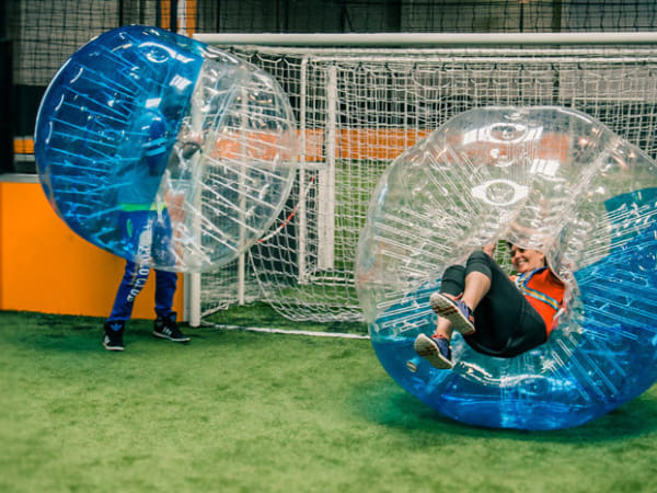 team-building-Team-Building-ludique-bubble-foot-a-Paris-en-equipe