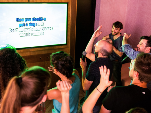 Team-Building-karaoke-a-paris-pour-un-team-building-entre-collegue