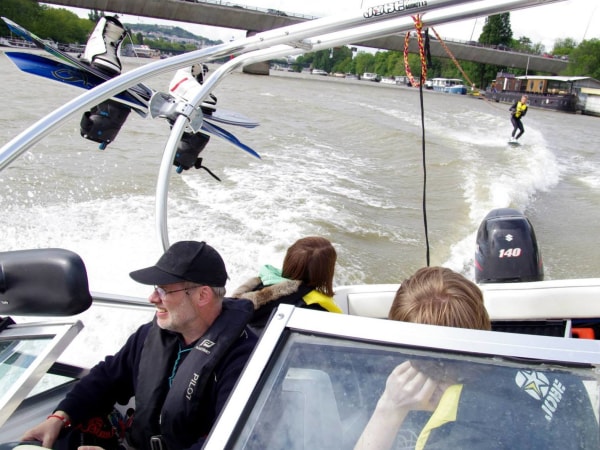 team-building-Team-Building-ski-nautique-sur-al-Seine-en-equipe-a-Paris