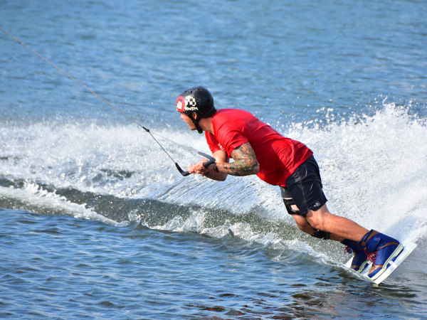 Team-Building-Team-Building-sportif-wakeboard-sur-la-Seine-en-equipe-a-Paris