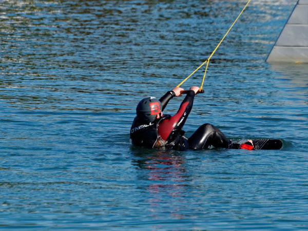 Team-Building-Team-Building-sportif-wakeboard-sur-la-Seine-en-equipe-a-Paris