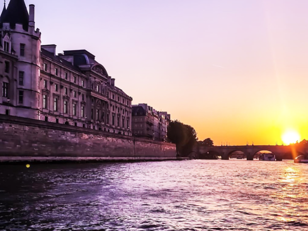 team-building-Balade-sur-la-seine-pour-une-equipe-de-12-personnes-a-Paris