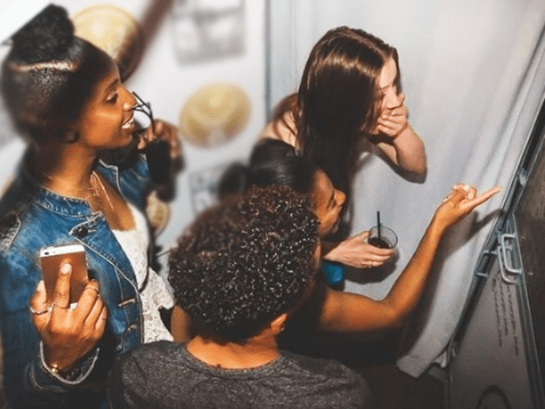 animation-Animation-photobooth-une-borne-photo-et-des-fonds-creatifs-pour-soiree-entreprise-ou-seminaire-a-paris