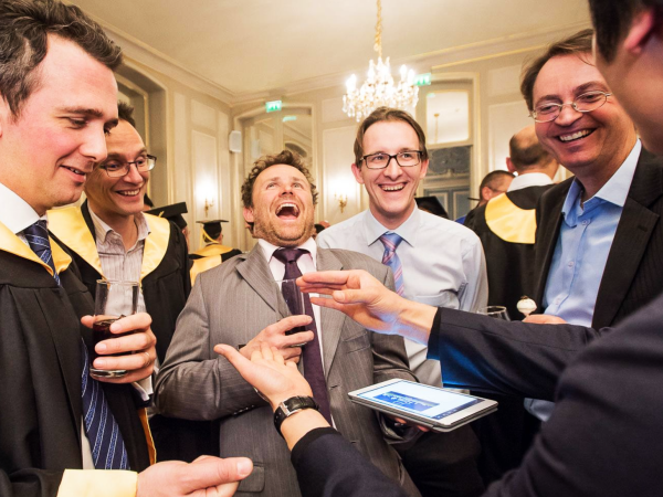 animation-La-magie-a-lheure-du-digital-pour-soiree-entreprise-ou-seminaire-a-paris