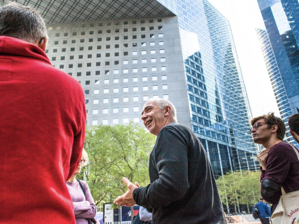 team-building-Team-Building-visite-guidee-insolite-a-La-Defense-en-equipe