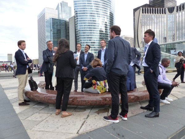 team-building-Team-Building-visite-guidee-a-la-defense-en-equipe