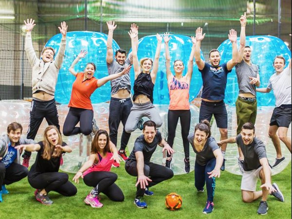 team-building-Team-Building-ludique-bubble-foot-a-Paris-en-equipe