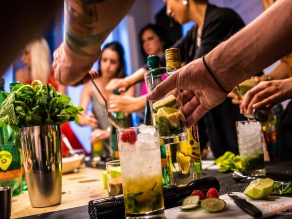 team-building-Team-Building-atelier-cocktail-academy-en-equipe-a-Paris