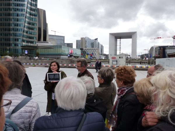 Team-Building-Team-Building-jeu-de-piste-a-la-defense-a-faire-en-equipe