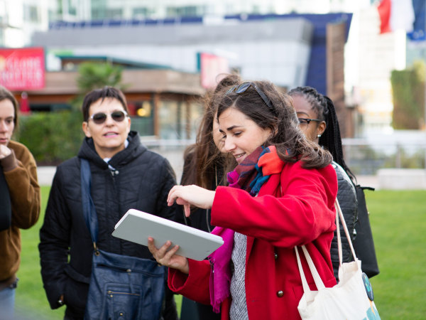 team-building-Team-Building-visite-guidee-insolite-a-La-Defense-en-equipe