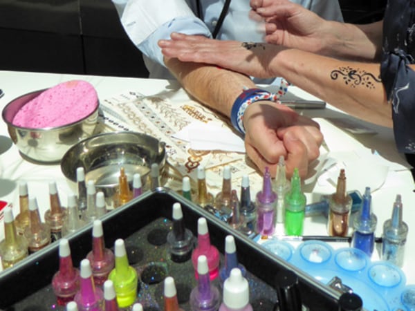 animation-Animation-tatouage-ephemere-pour-soiree-dentreprise-a-Paris