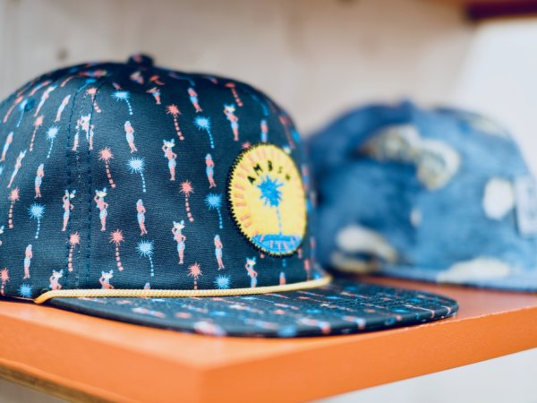 animation-Stand-customisation-de-casquettes-a-Paris-une-animation-artistique