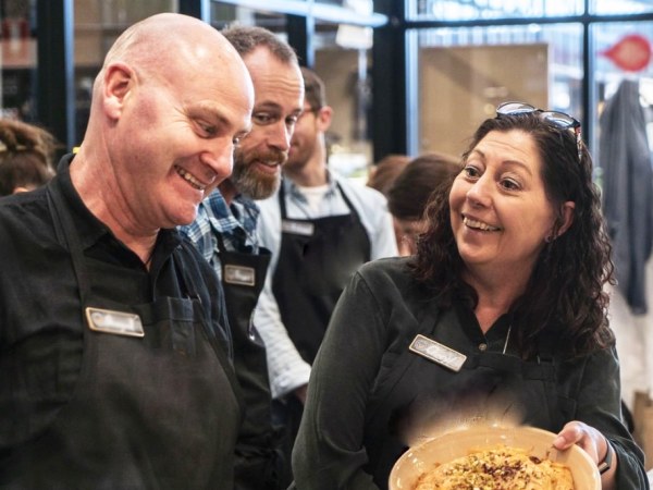 Team-Building-Team-Building-en-equipe-pour-un-atelier-de-cuisine-a-Paris