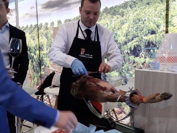 animation-Animation-decoupe-jambon-a-Paris-pour-un-evenement-professionnel