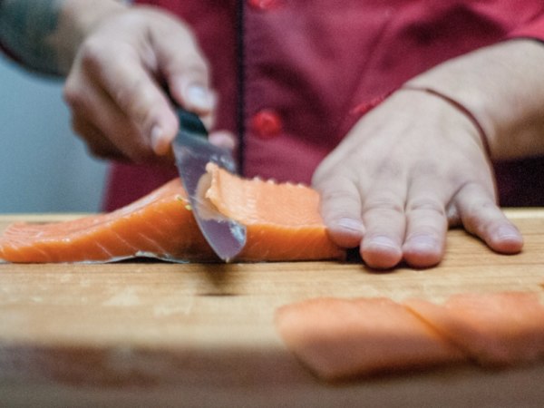 animation-Animation-culinaire-decoupe-de-saumon-a-Paris-entre-collegues