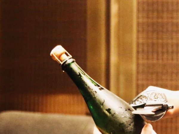 team-building-Team-Building-initiation-au-sabrage-de-Champagne-a-Paris