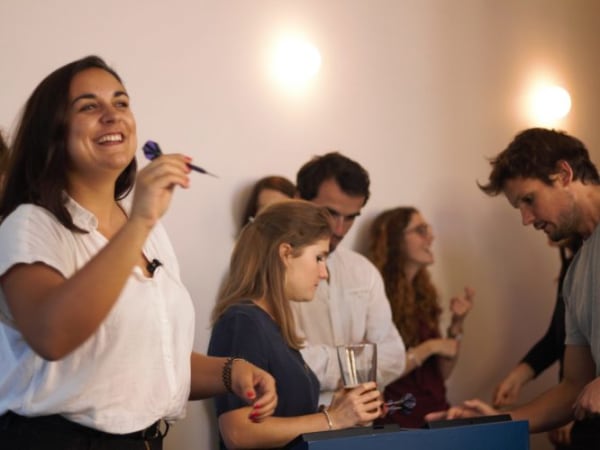 Team-Building-Nouveau-concept-de-jeu-flechettes-a-Paris-flechettes-connectees