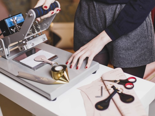 Team-Building-Team-Building-atelier-de-technique-de-gravure-sur-cuir-a-Paris